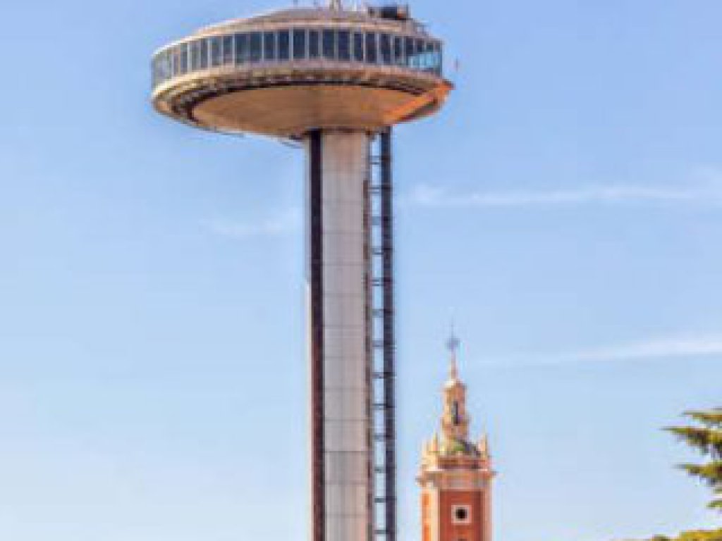 Faro de Moncloa con el Museo de América detrás. Verano 2023. Foto: Alváro López del Cerro © Madrid Destino