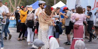 Parejas bailando un chotis en las Fiestas de San Isidro 2022