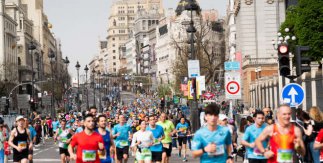 Movistar Medio Maratón Madrid  2024 a su paso por la calle de Alcalá